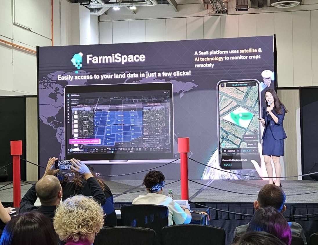 Presenting FarmiSpace on stage